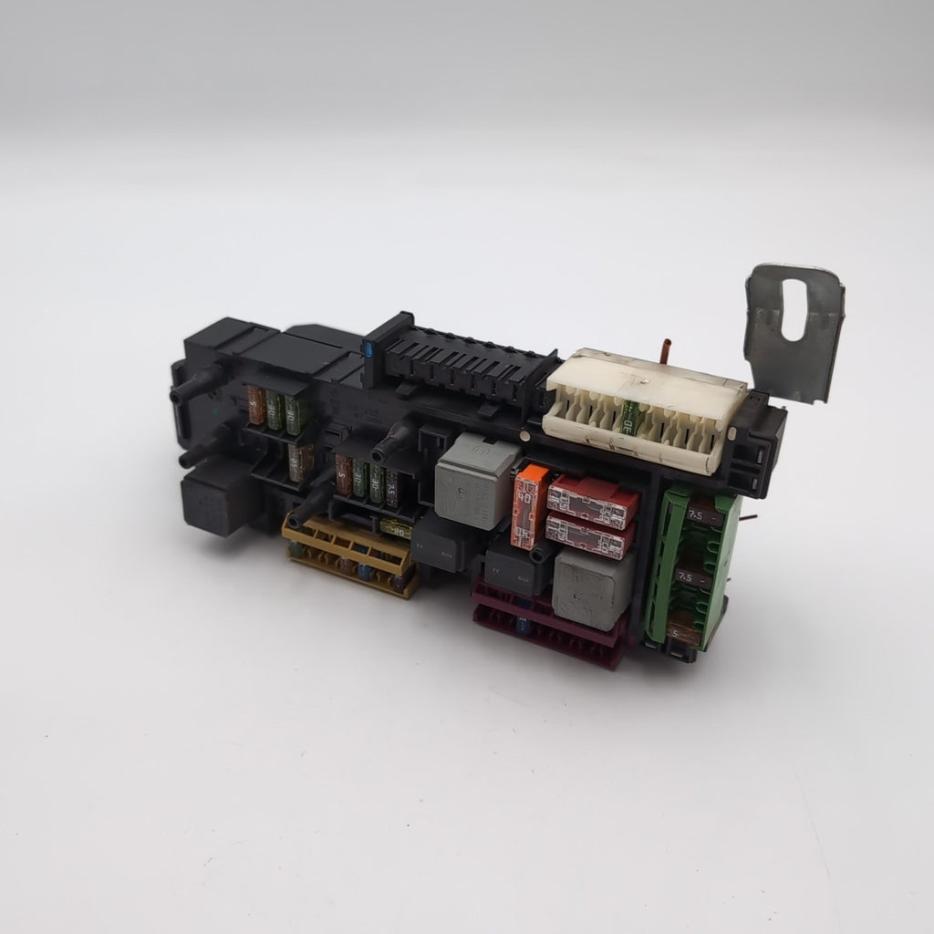 2012- 2014 Mercedes W204 C250 C300 C350 Rear SAM Relay Fuse Box Assembly