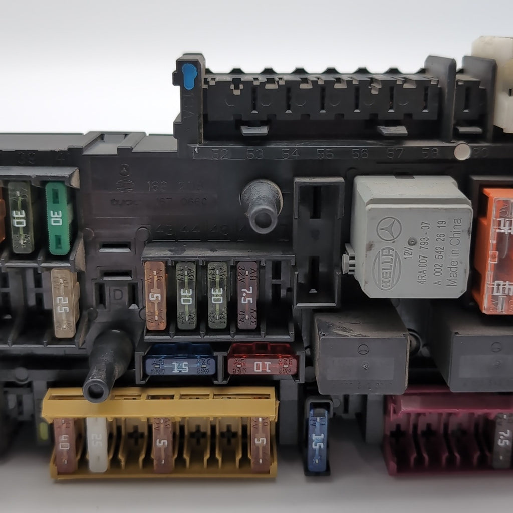 2010 2011 Mercedes W212 E350 E550 Rear Fuse Relay Box SAM Assembly A2129000004