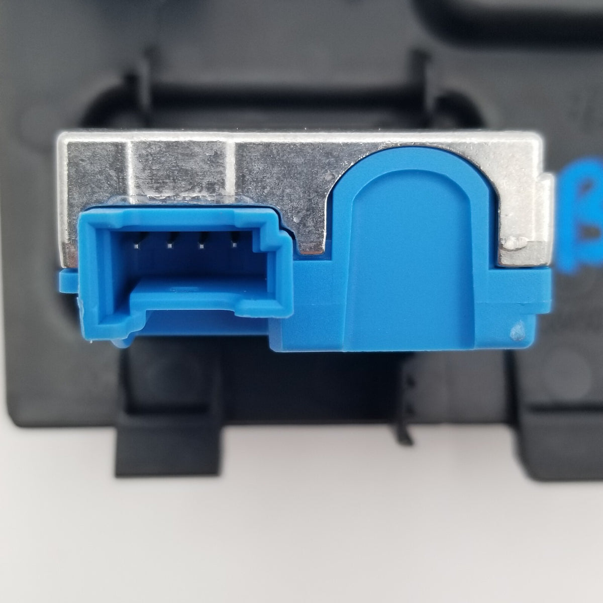 2019- 2024 BMW 330i G20 USB-C INTERFACE CHARGING PORT PLUG w/ TRIM