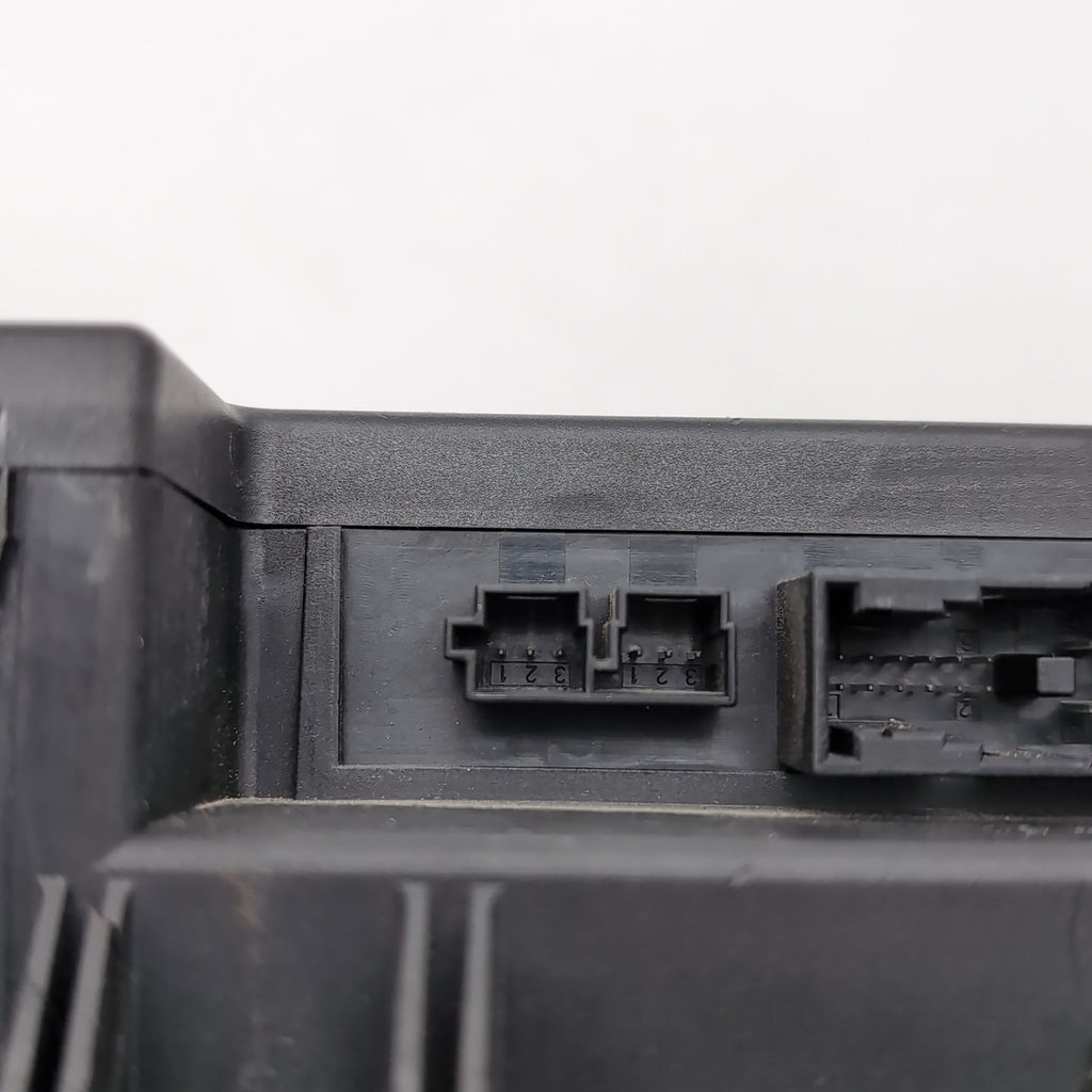 2007- 2013 Mercedes W221 S550 CL550 Electric Power Supply Control Fuse Box