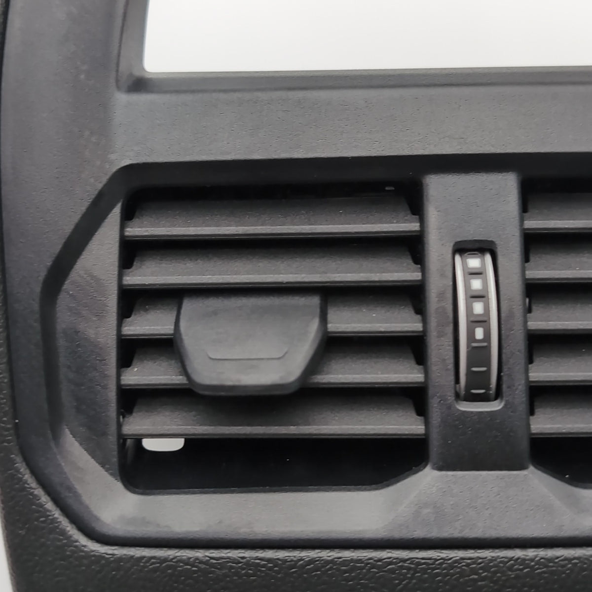 2023 BMW M240I REAR CENTER AC HEATER DASH VENT TRIM ASSEMBLY 7943079