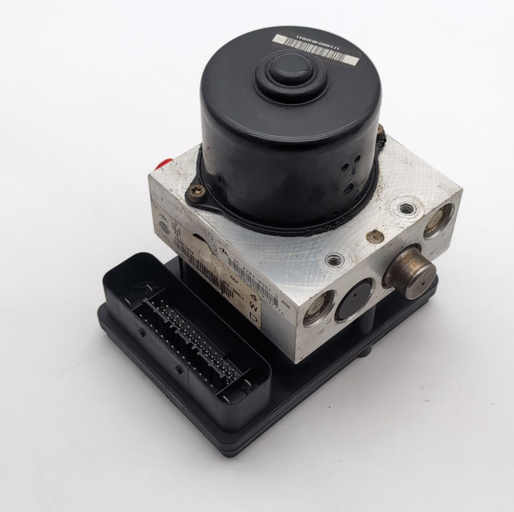 2003 2004 Nissan Xterra 3.3L ABS Anti Lock Brake Pump Control Unit 476601Z670