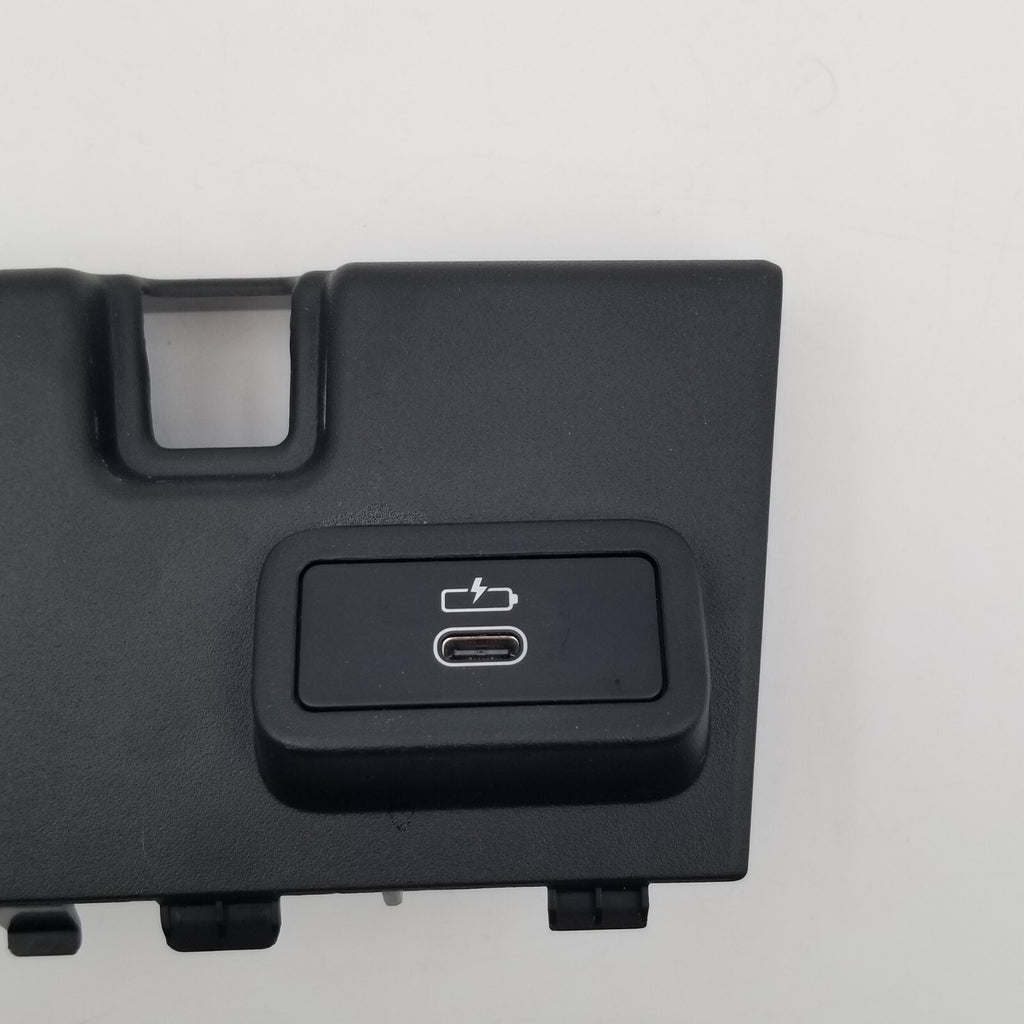 2019- 2024 BMW 330i G20 USB-C INTERFACE CHARGING PORT PLUG w/ TRIM