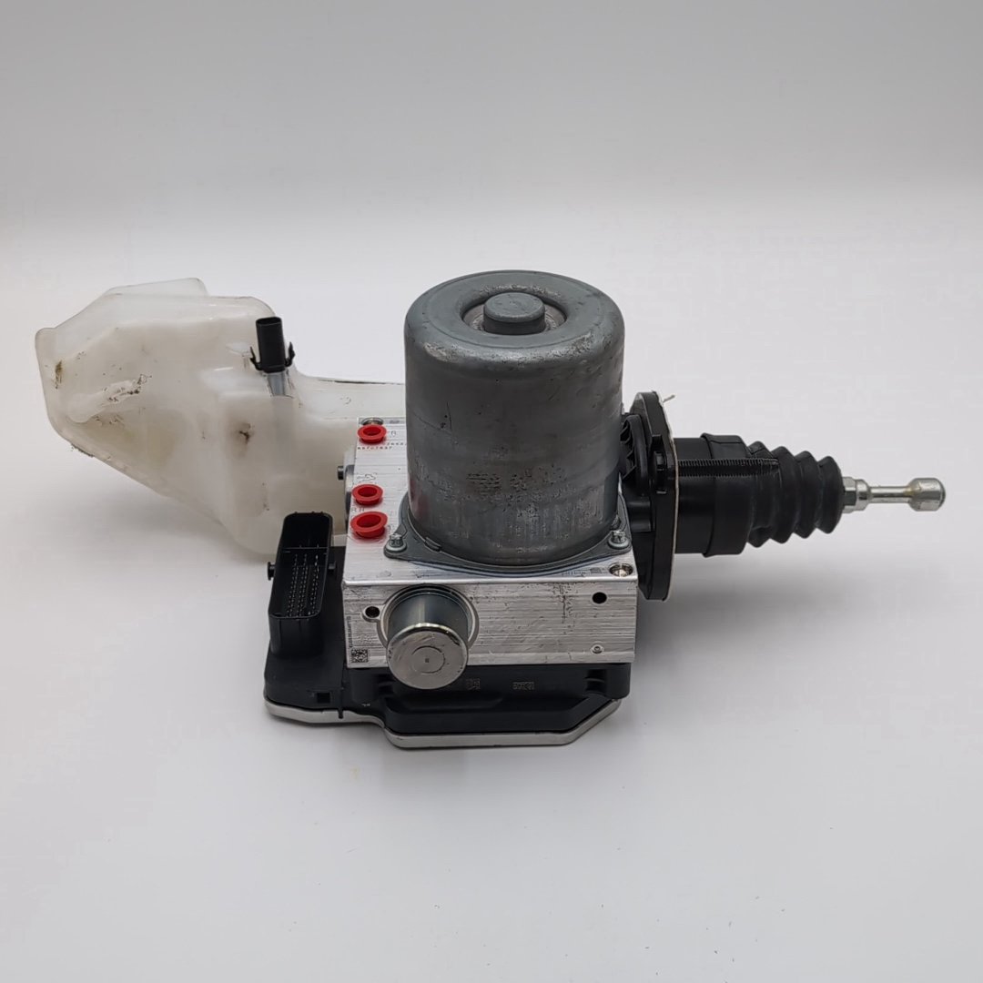 2025 Cadillac CT4 2.0L Master Cylinder ABS Brake Booster 85707837