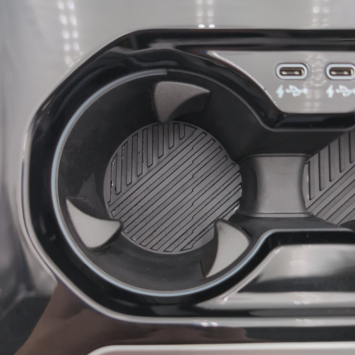 2024 2025 2026 BMW i5 540i 530i 550e G60 Center Console Cup Holder Charging Tray