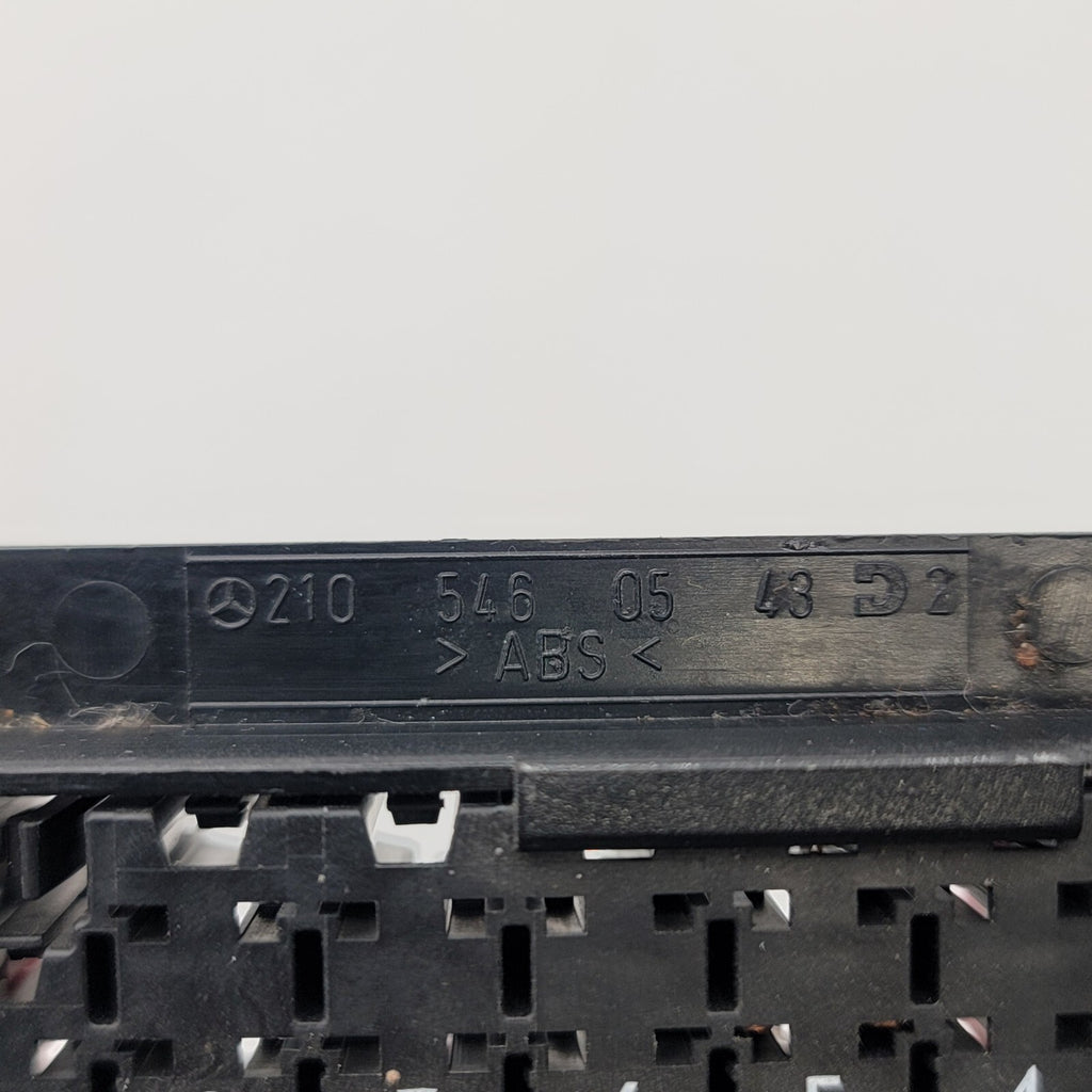 1999 2000 2001 2002 Mercedes E-Class W210 Fuse Box Relay Rear Trunk 2105460543
