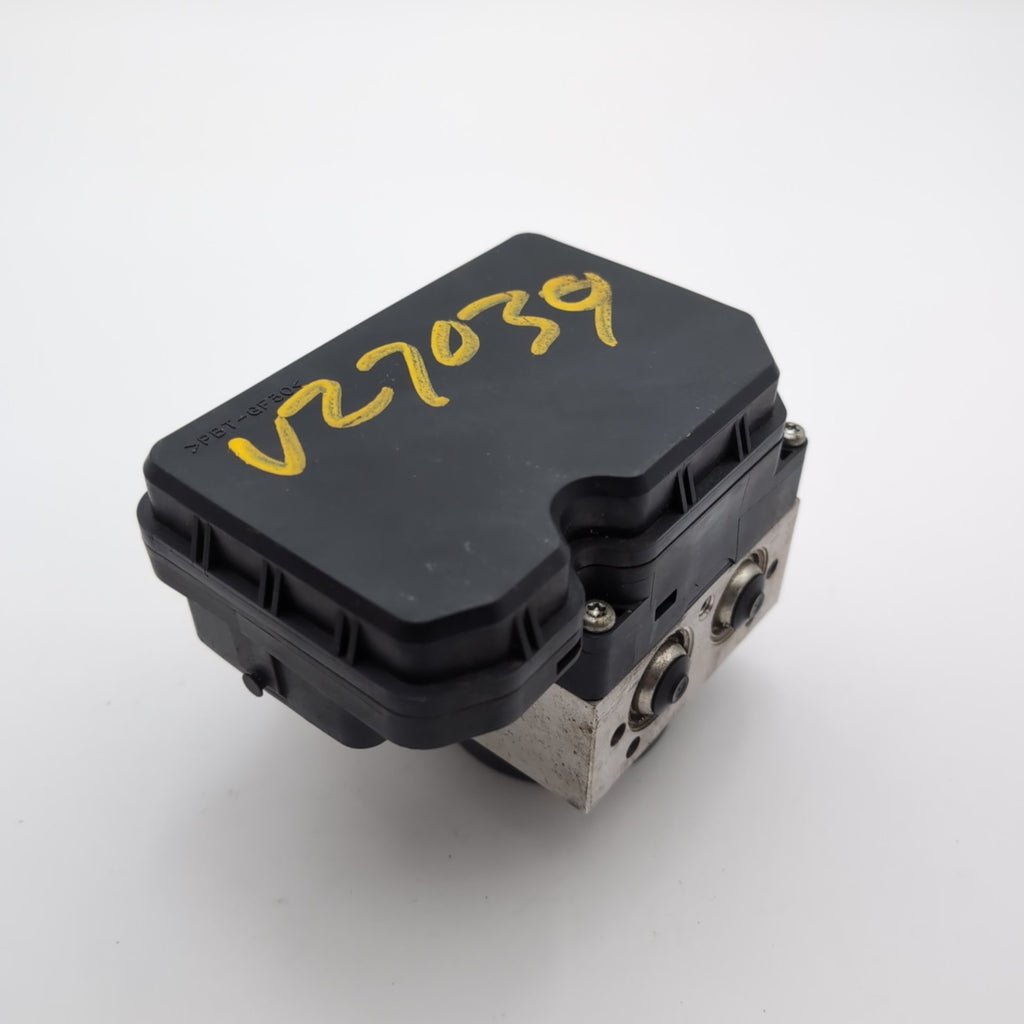2015 Toyota Yaris ABS Anti Lock Brake Pump Control Unit 44540-52451
