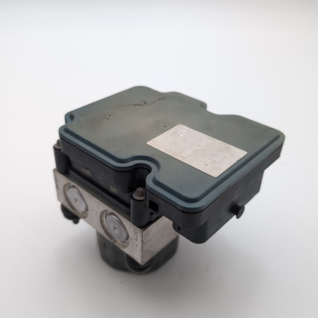 2014 2015 Mercedes CLA250 W117 ABS Anti Lock Brake Pump Control Unit A0094316412
