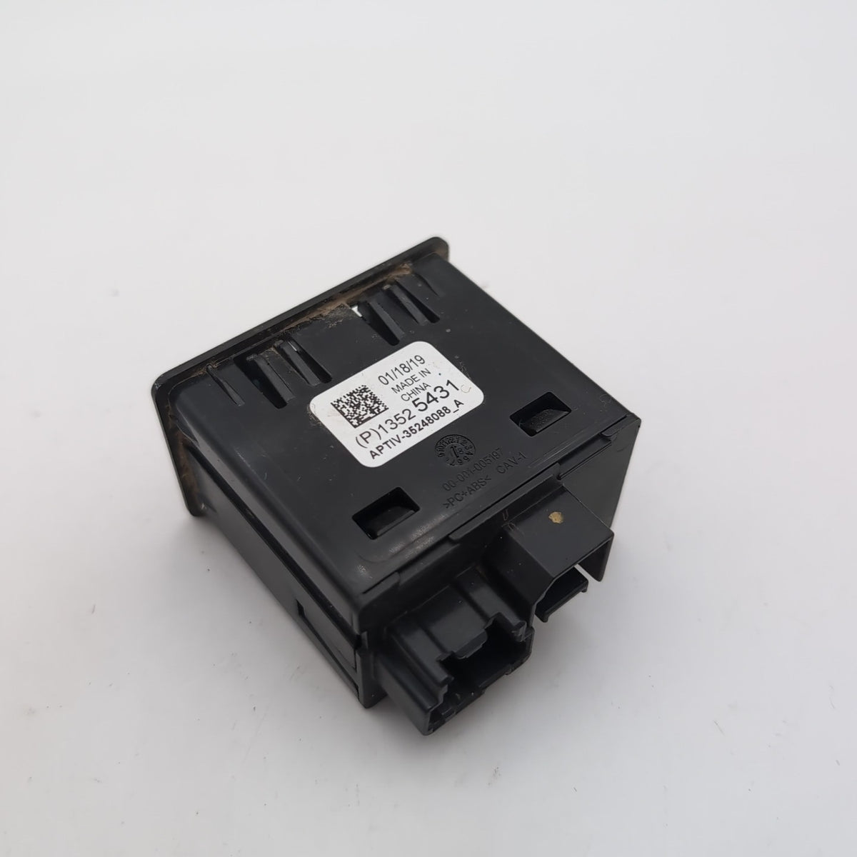 2020- 2023 Chevrolet GMC Center Console Auxiliary USB SD Card Hub 13525431