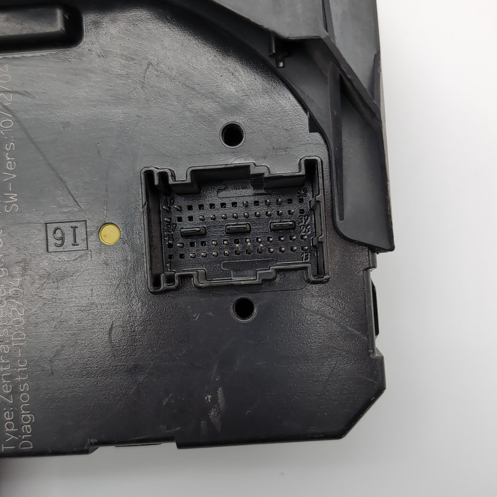 2012- 2014 Mercedes W204 C250 C300 C350 Rear Fuse Relay Box Module 2049060105