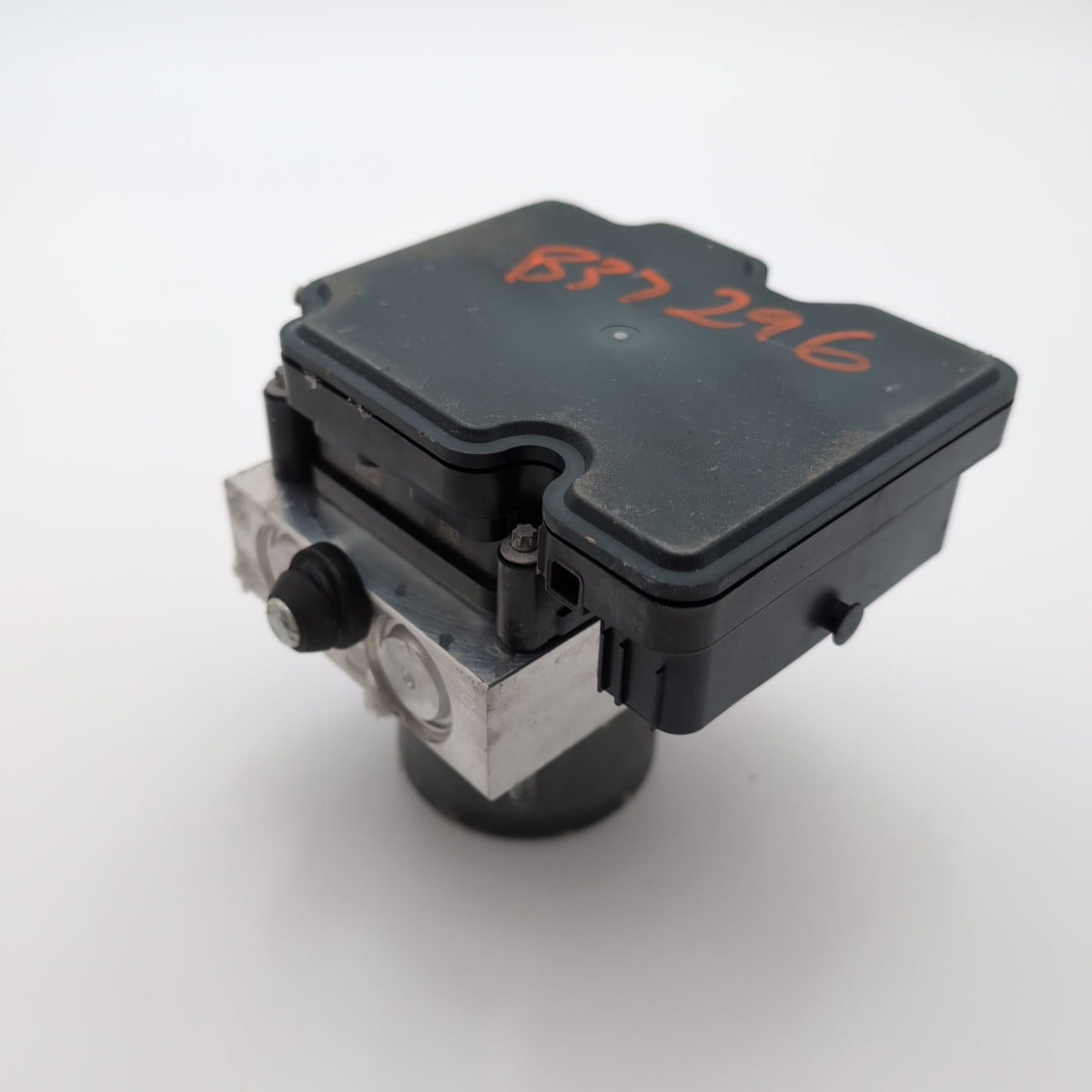 2018 Chevrolet Camaro 2.0L ABS Anti Lock Brake Pump 84244637