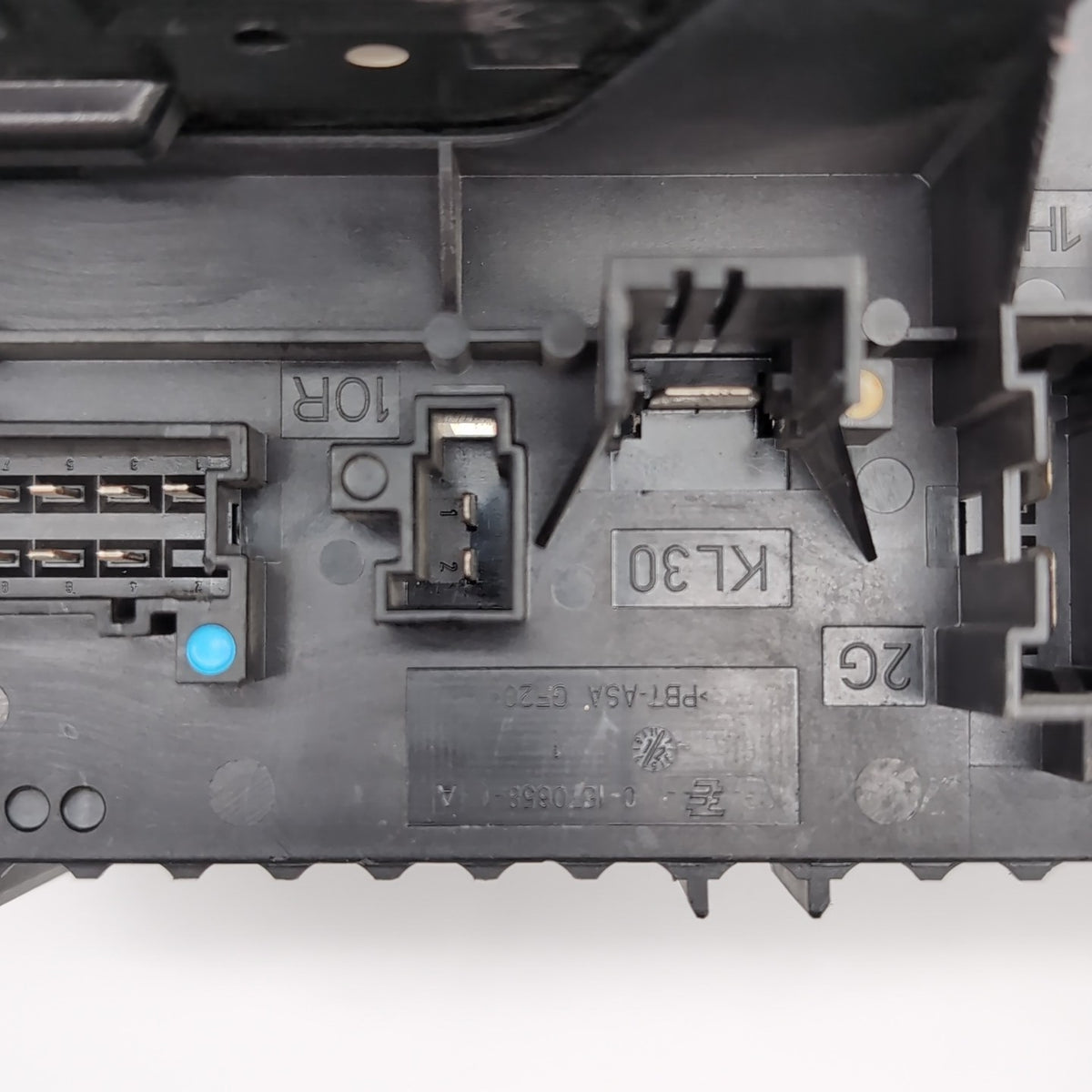 2012- 2014 Mercedes W204 C250 C300 C350 Rear Fuse Relay Box Module 2049060105