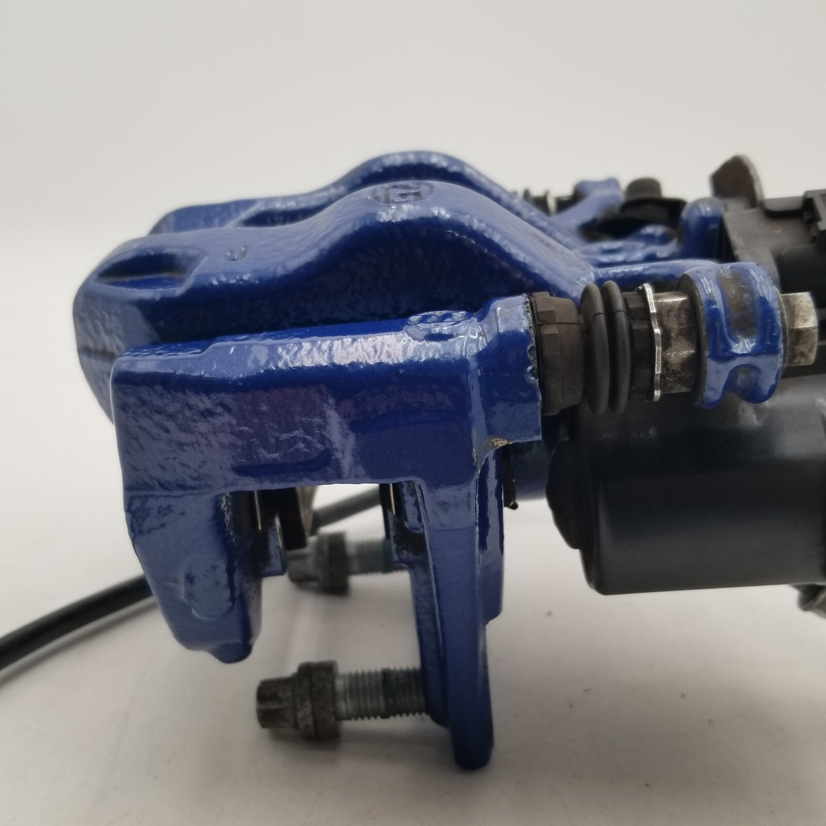 2023 2024 BMW X1 U11 M35i M-SPORT LEFT REAR BRAKE CALIPER BLUE W/ ACTUATOR OEM