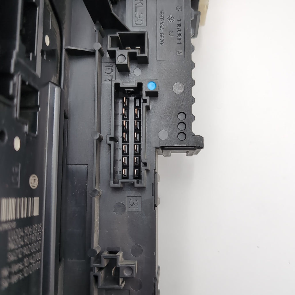 2012- 2014 Mercedes W204 C250 C300 C350 Rear SAM Relay Fuse Box Assembly