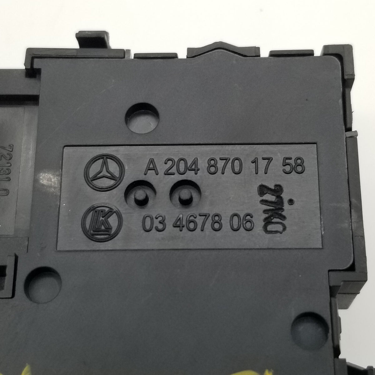 2008- 2014 MERCEDES W204 C-CLASS FRONT RIGHT SEAT ADJUSTMENT SWITCH 2048701758