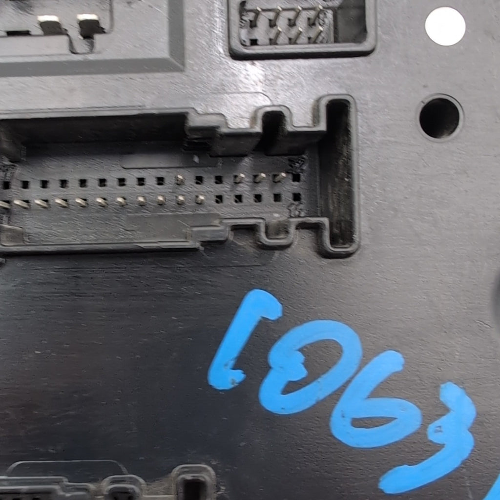 2012 2013 2014 Mercedes W204 C250 SAM Module Relay Fuse Box OEM