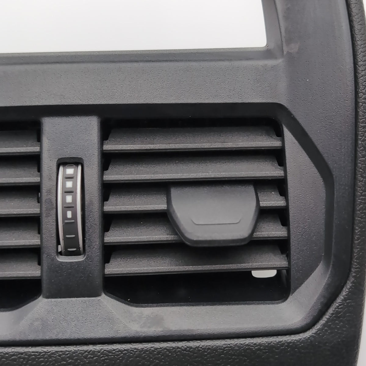 2023 BMW M240I REAR CENTER AC HEATER DASH VENT TRIM ASSEMBLY 7943079