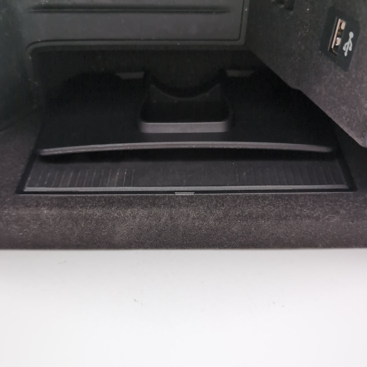 2016 - 2019 BMW 740i 750i Center Console Storage Compartment Wireless Charger