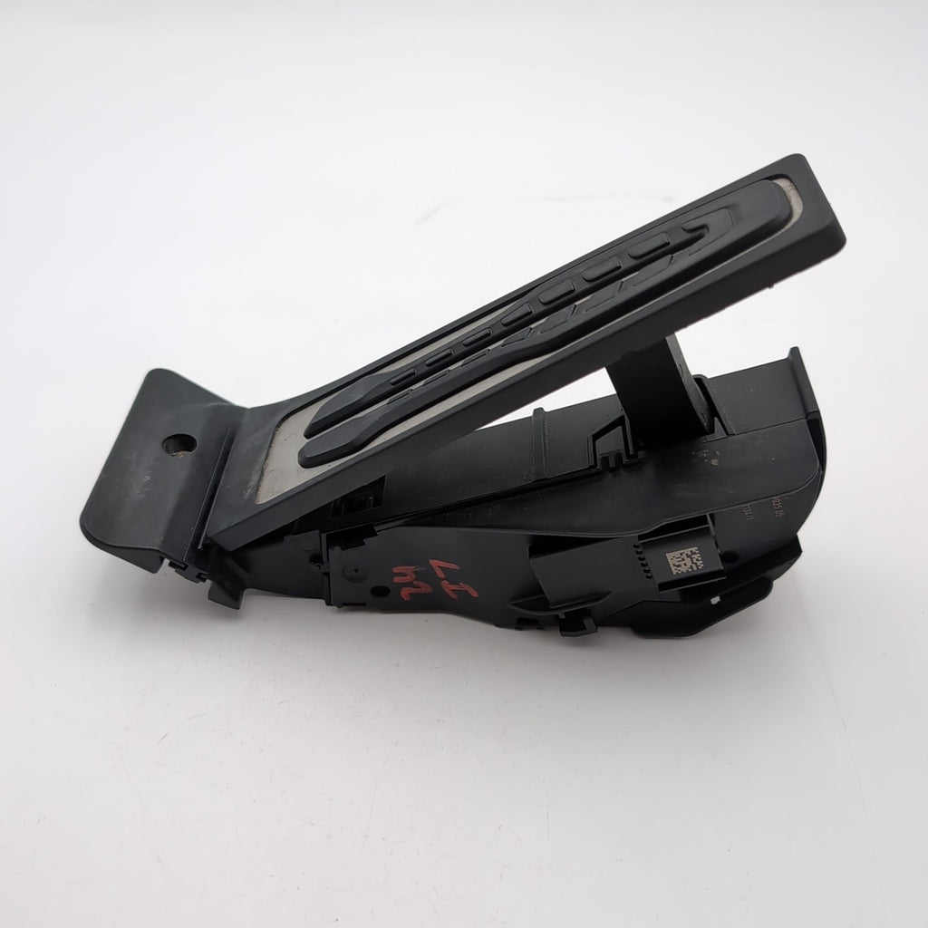 2021 - 2026 BMW G60 G70 X1 X2 Z4 Accelerator Gas Pedal OEM 6889825